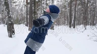 一个孩子在雪地里慢慢地摔倒。 暴风雪。 户外运动。 积极的生活方式。